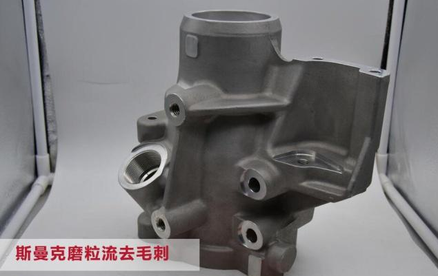 閥體<a href='http://m.jinchengle.cn' target='_blank'><u>交叉孔去毛刺</u></a>，是令人十分苦惱的事情。一來閥體交叉孔多，二來交叉孔毛刺不像表面毛刺那樣容易接觸，所以，如果用人工對閥體<a href='http://m.jinchengle.cn' target='_blank'><u>交叉孔去毛刺</u></a>，十分緩慢。
